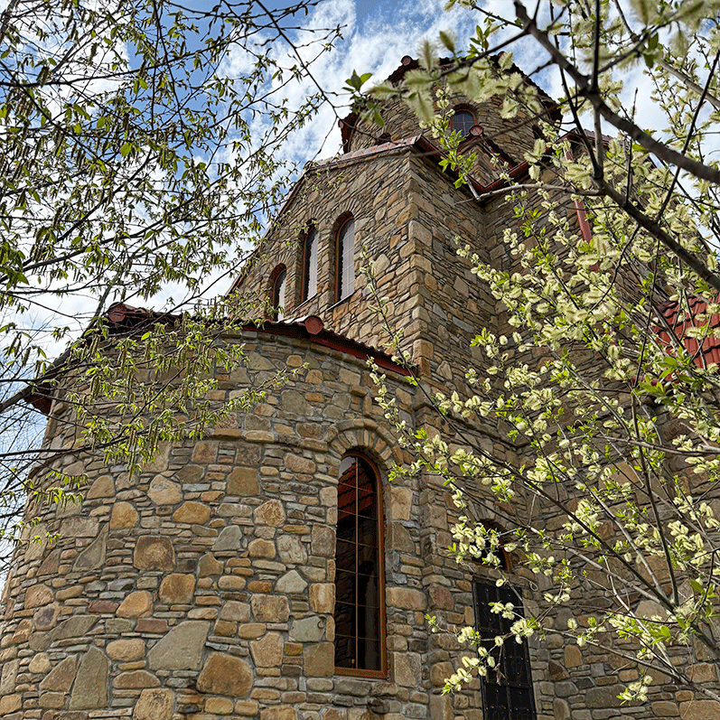 Красивая постройка Ессентуки Успенская церковь фото