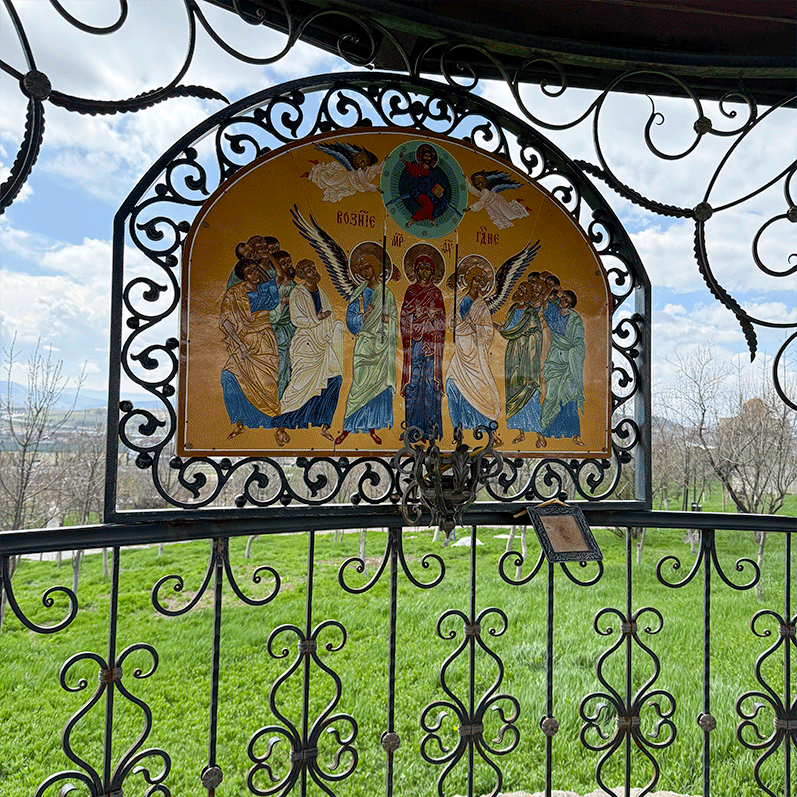 Внутри храмовой беседки Беседка с иконой