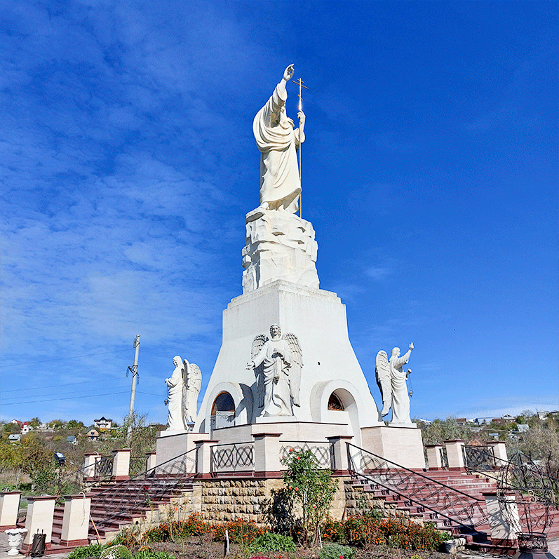Скульптура Христа на самом деле огромная! Ессентуки Иисус Христос