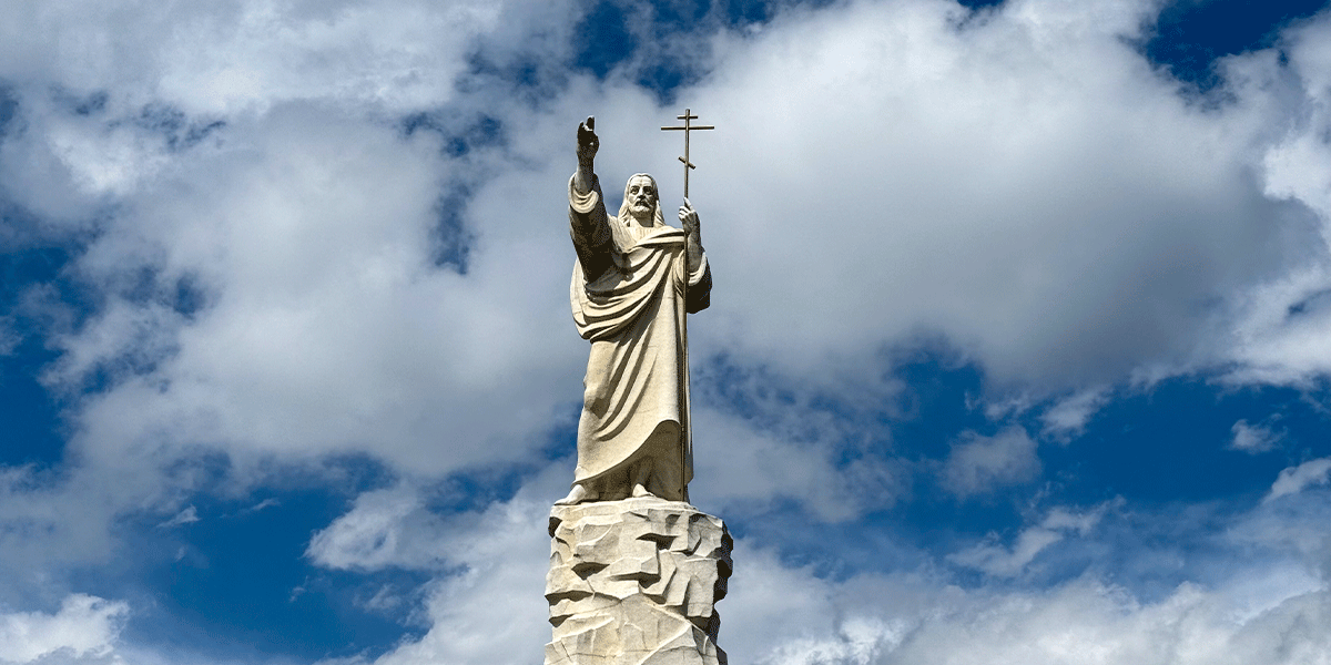 Иисус Христос на вершине постамента Ессентуки Иисус Христос фото