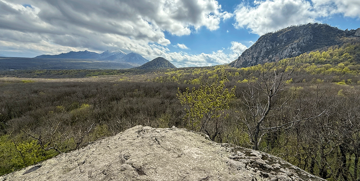 Смотровая Железноводска на горы Развалка, Железная и Бештау Селитряные скалы смотровая площадка фотография