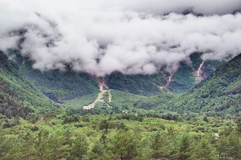 Дигория горы водопады облака