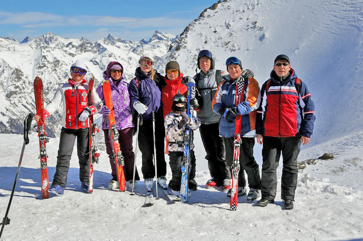 Туристы лыжи Домбай зима