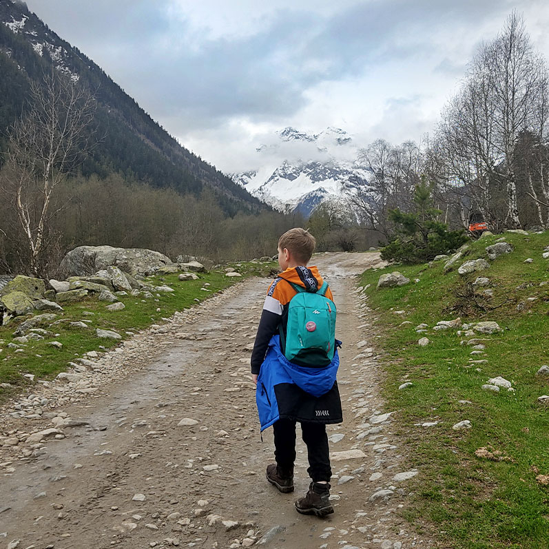 Кавказ горы ребенок мальчик треккинг