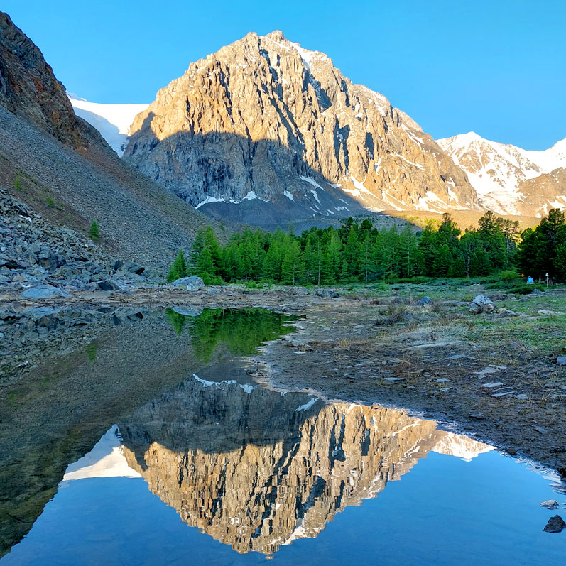 Алтай Актру отражение горы Караташ озеро