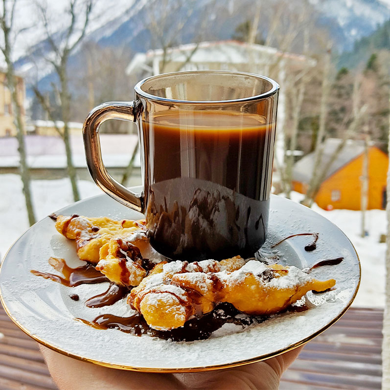 Кофе рогалики печеньки тарелка горы зима