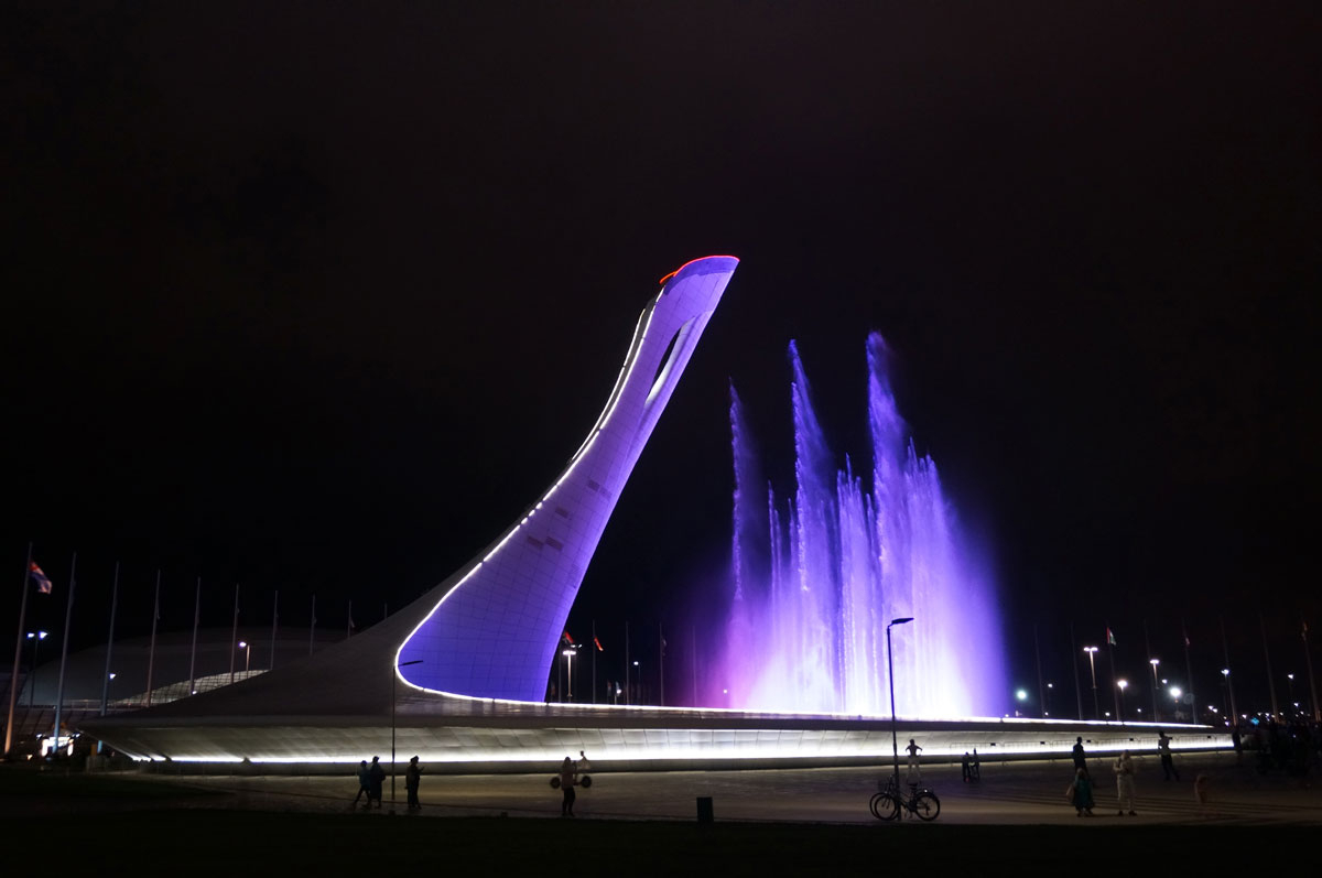 Адлер Олимпийский парк фонтан фиолетовый