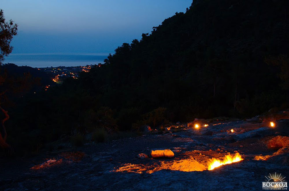 Ликийская тропа, фото огни Химеры ночью