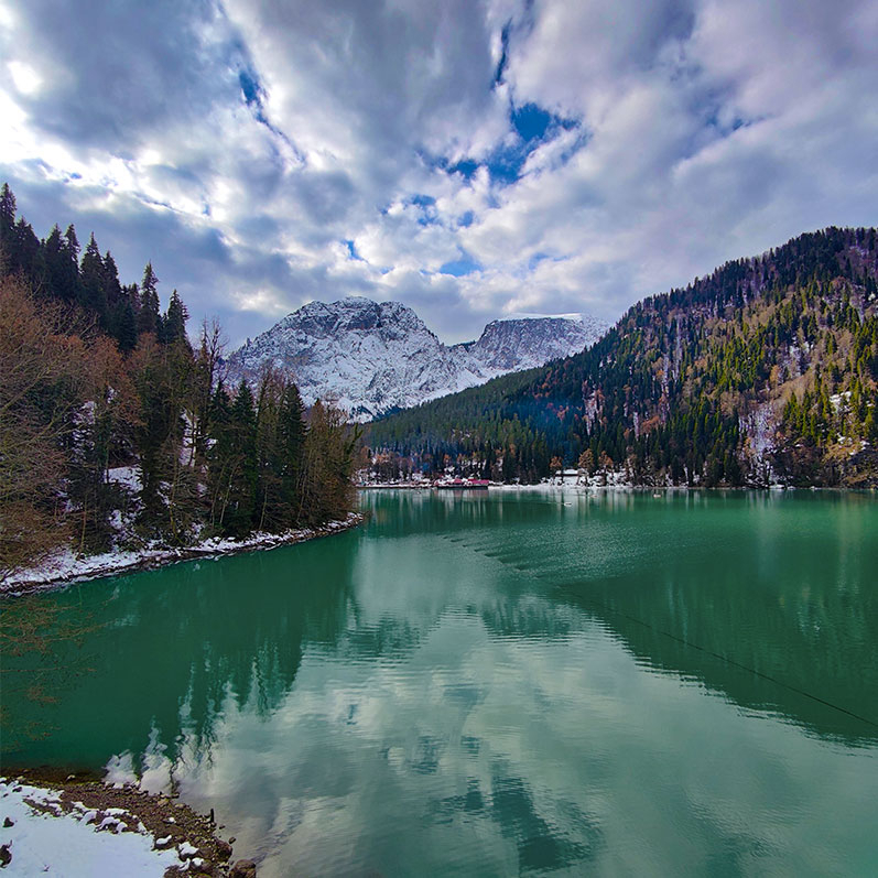 Абхазия озеро Рица горы снег зима
