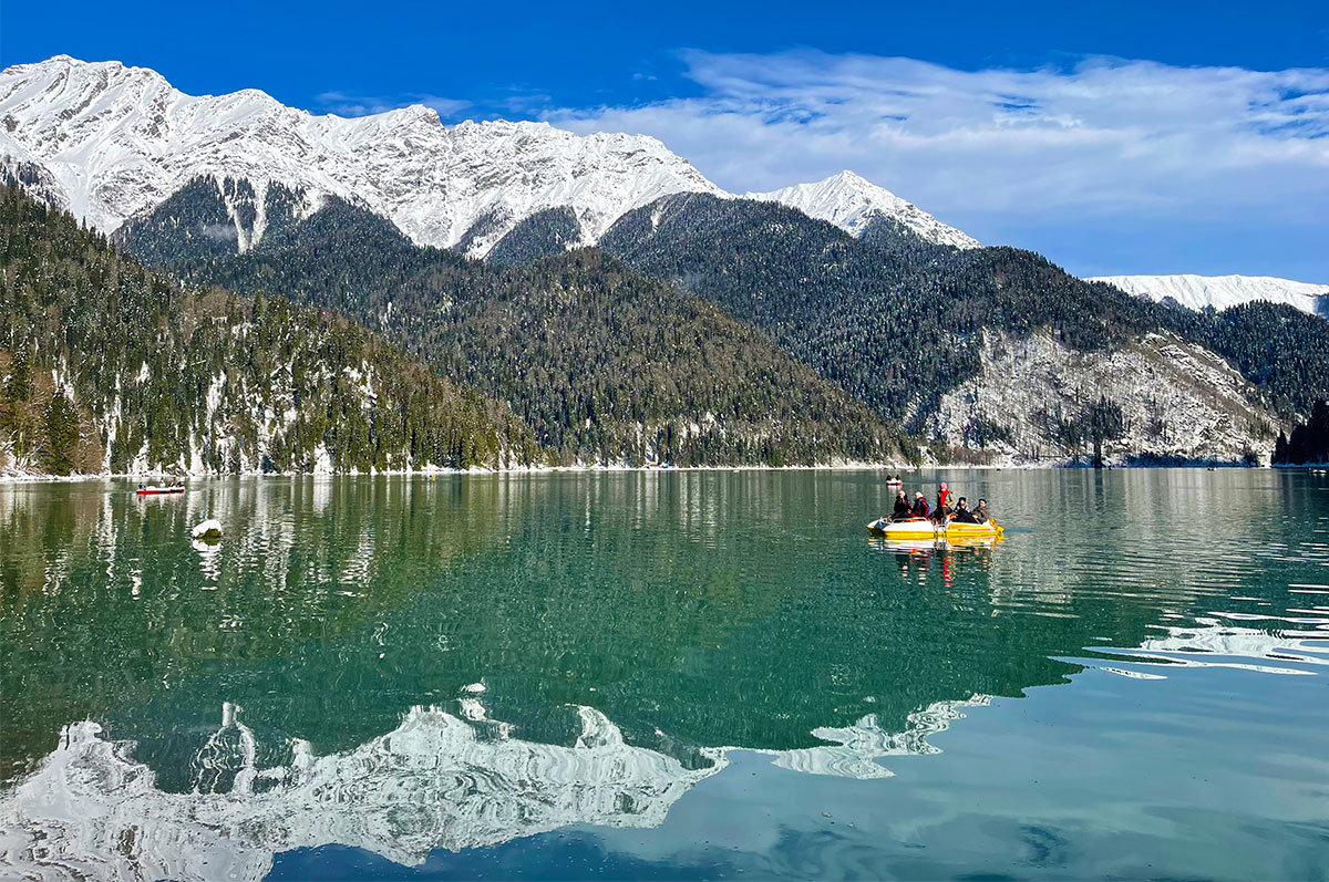 Абхазия озеро Рица лодка горы