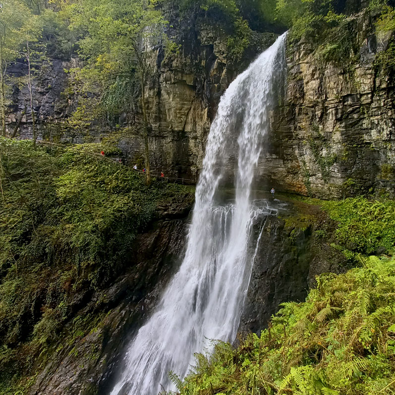 Абхазия водопад Акармара майские