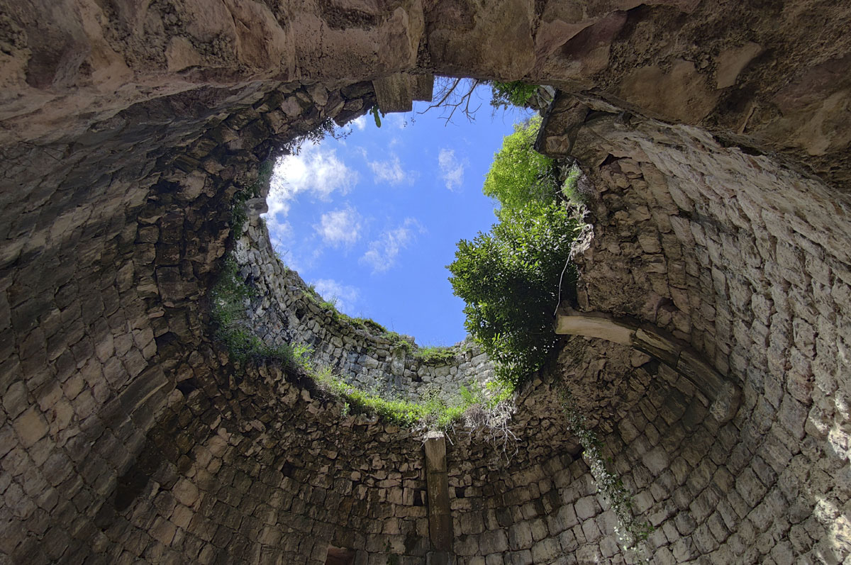 Абхазия крепость Анакопия башня колодец