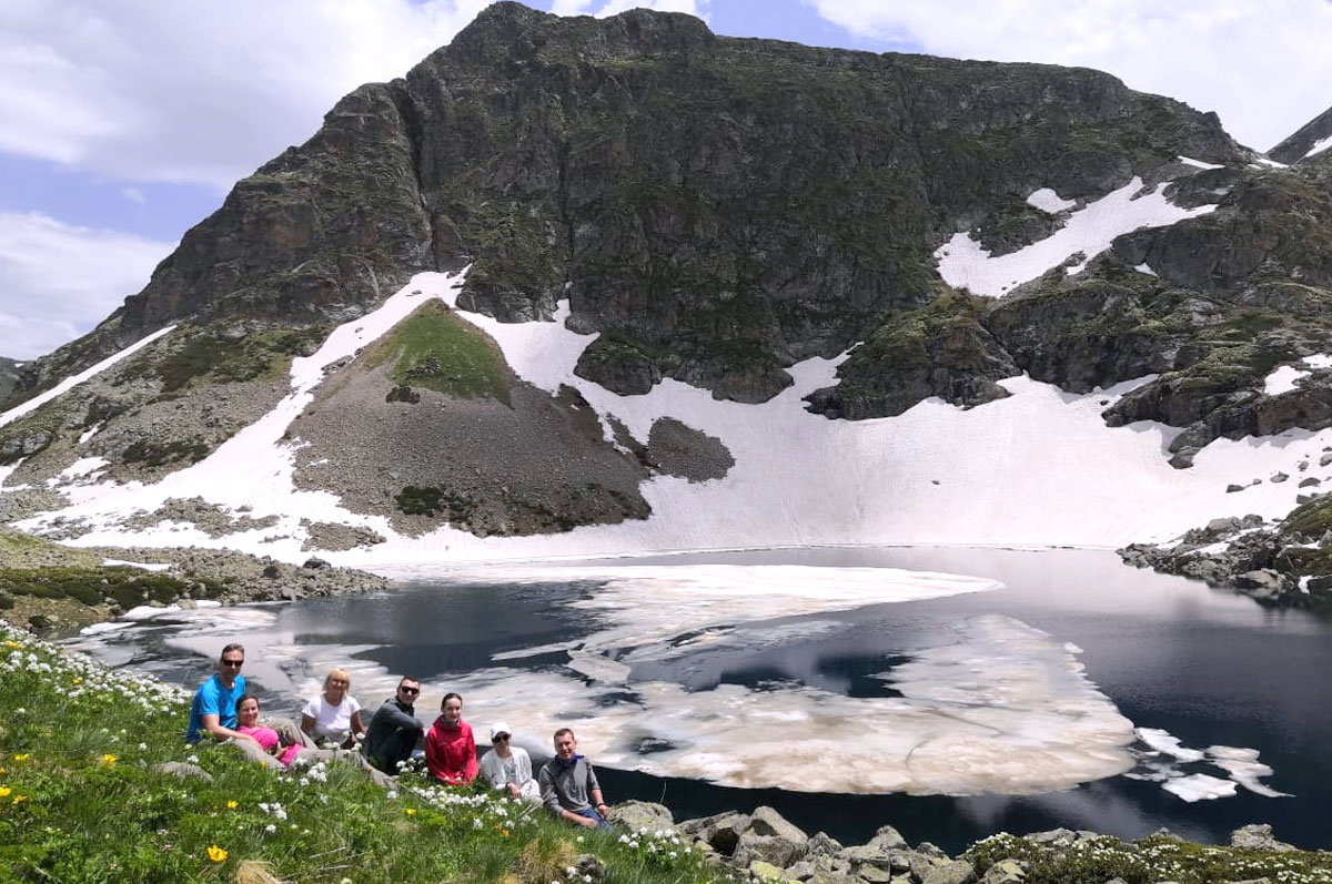 Архыз Кавказ Дуккинское озеро льдины туристы