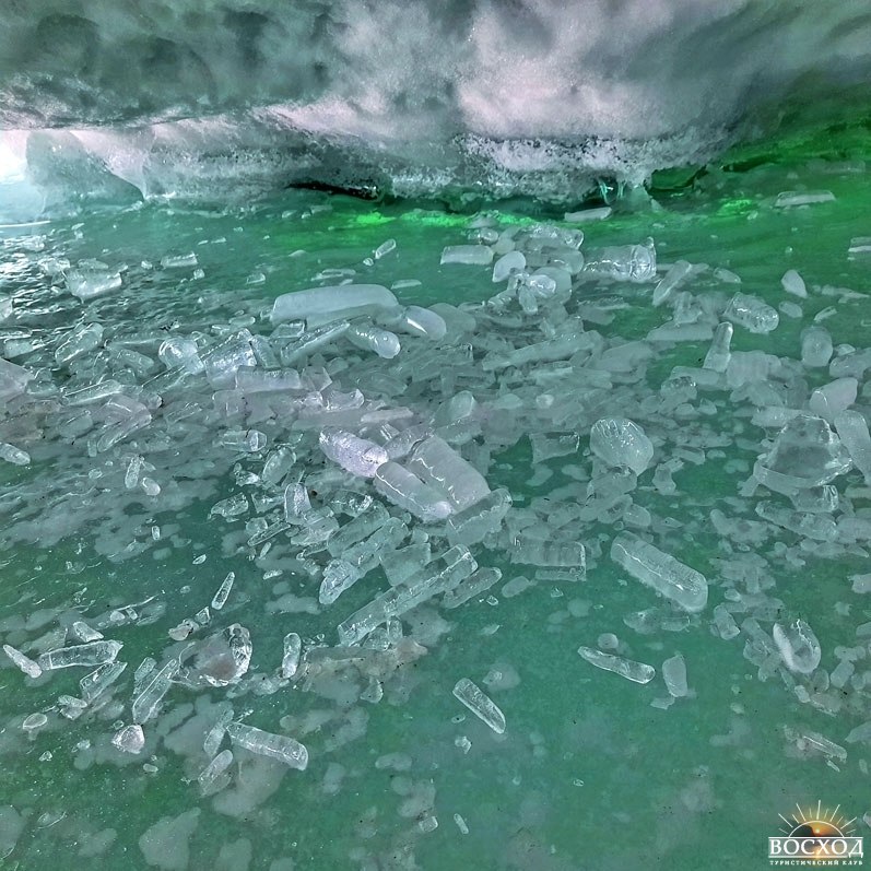 Байкал изумрудный лед зима