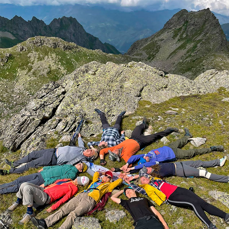 Кавказ горы туристы круг из людей