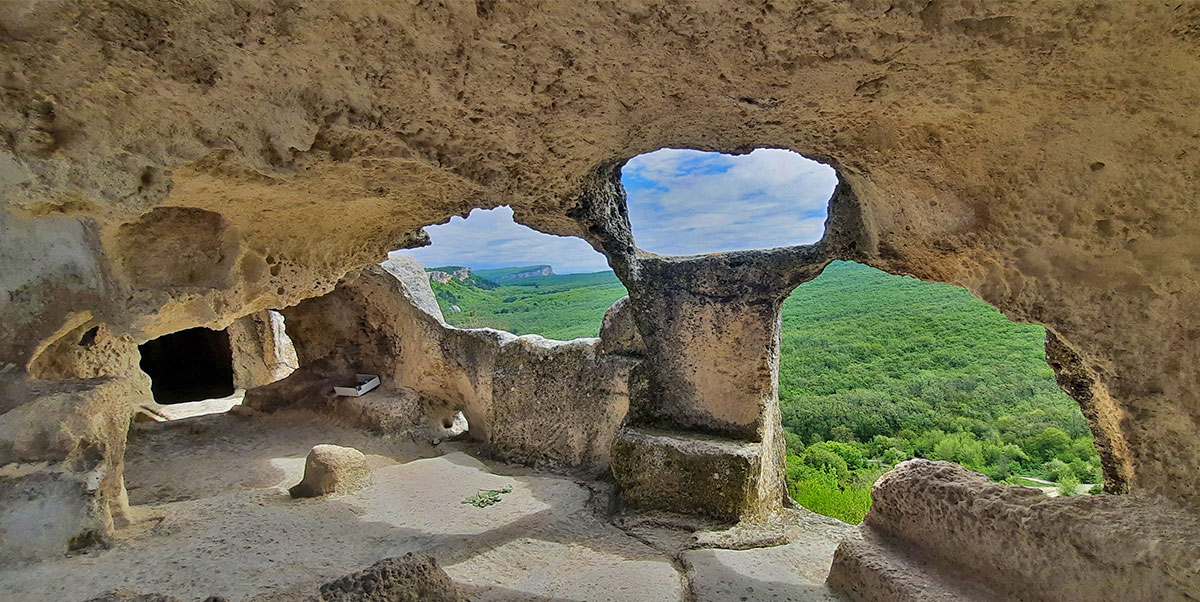 Крым пещерный город Эски Кермен каменныые окна