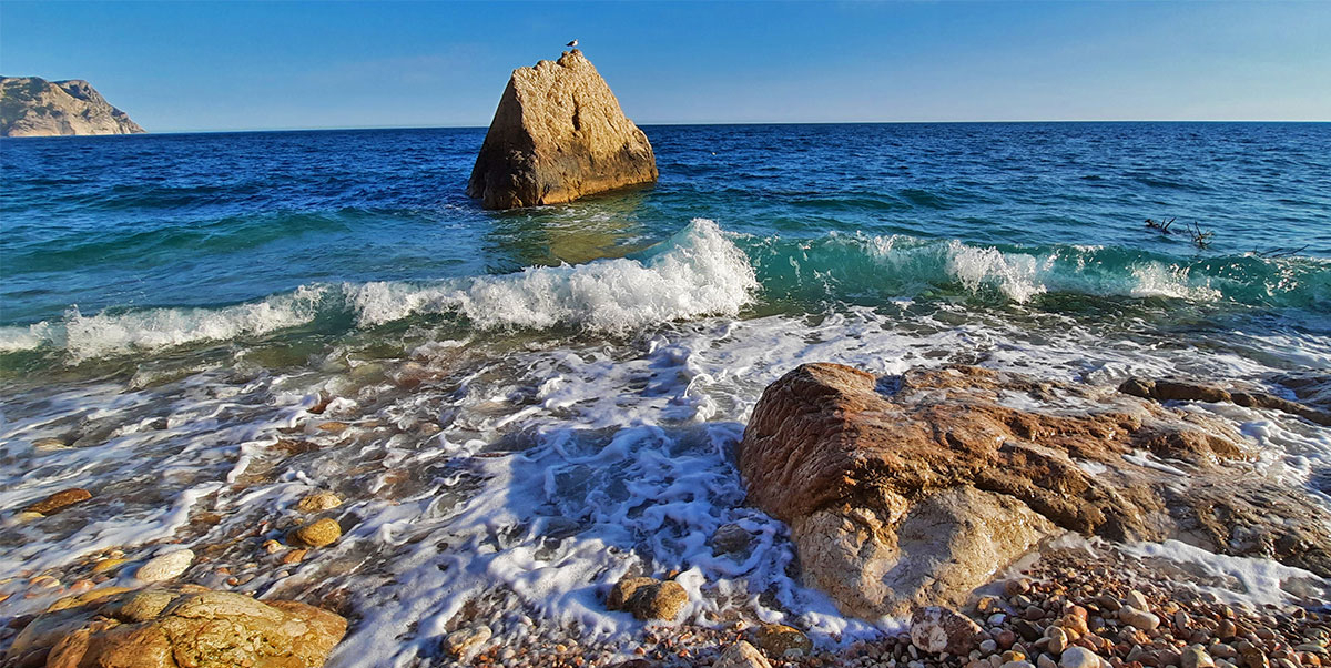 Черное море скалы волна камни
