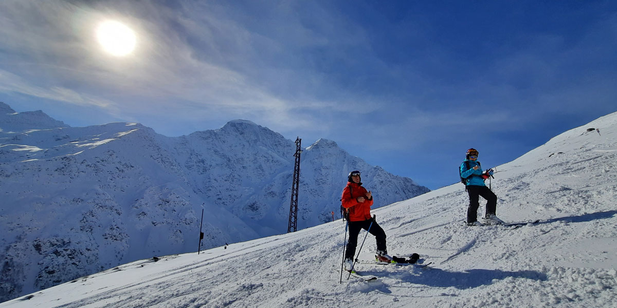Гора Чегет лыжники зимой