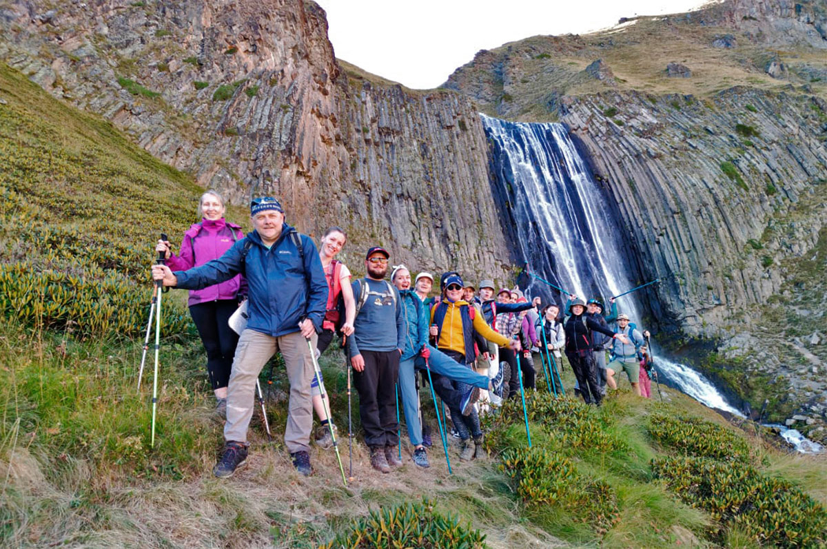 Приэльбрусье водопад Терскол туристы лето