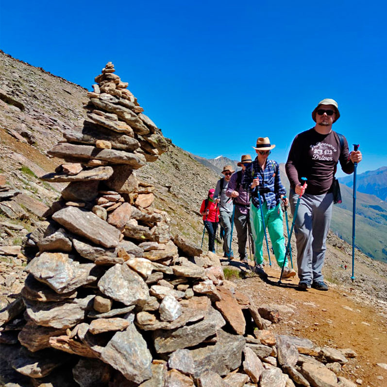 Туристы горы трек палки ходьба