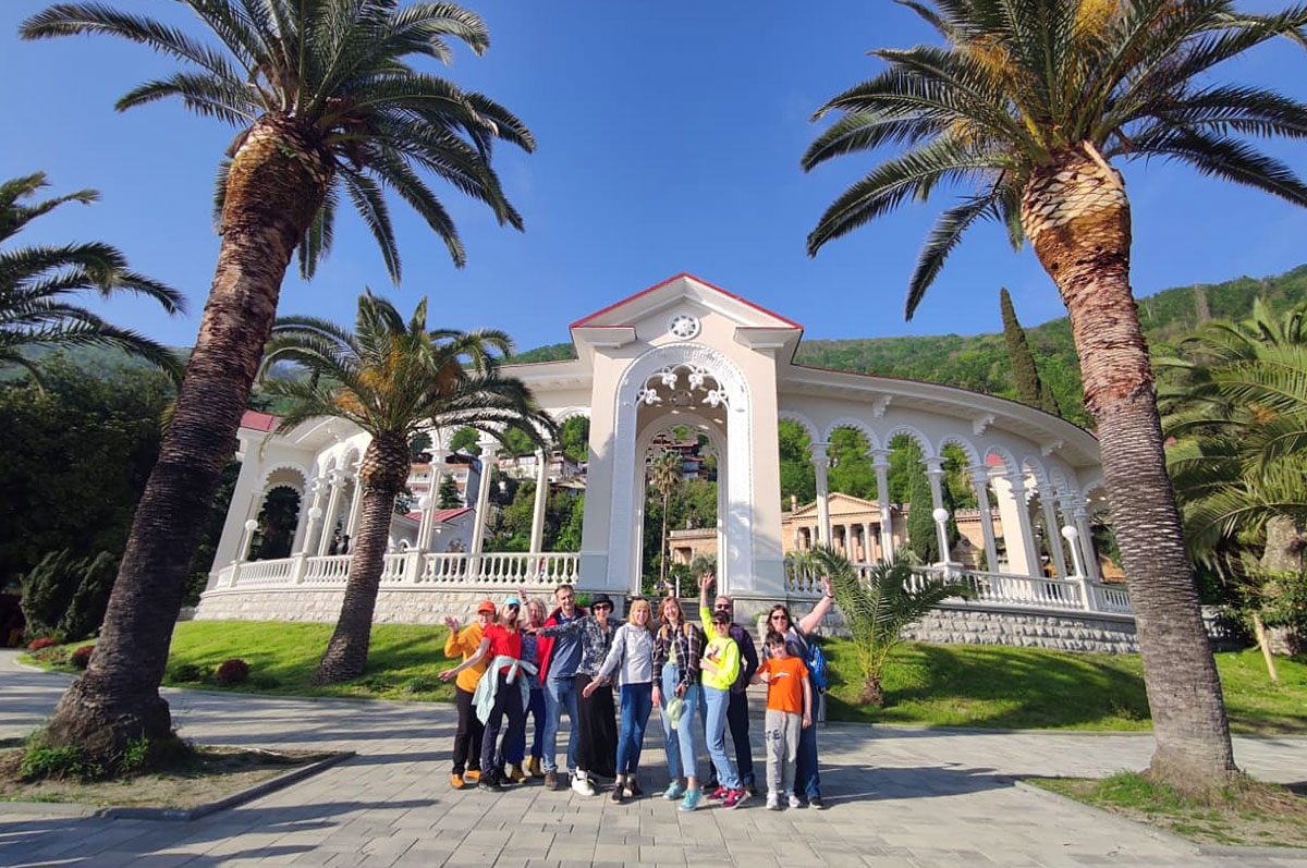 Абхазия Гагра колоннада пальмы туристы