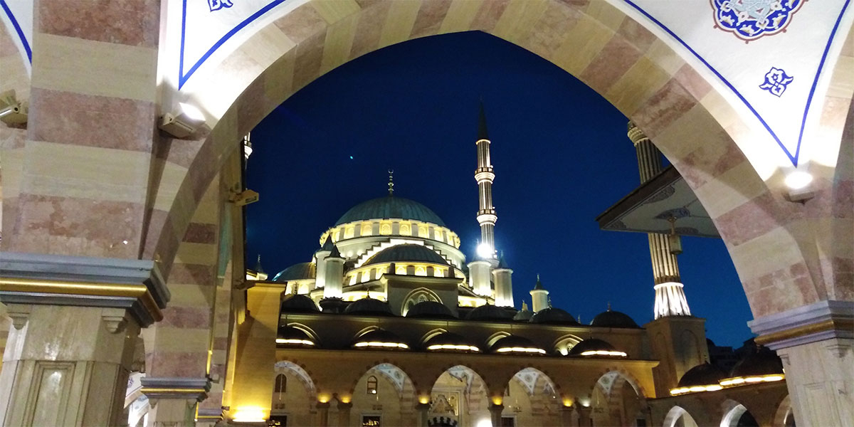 Мечеть Сердце матери ночью Чечня Грозный 