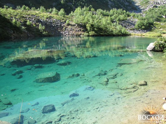 Архыз. Прозрачная вода в озере Нижняя Запятая