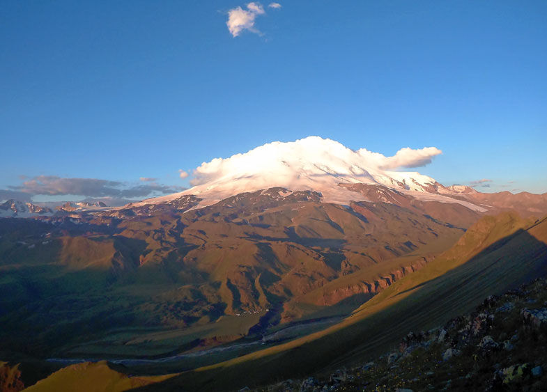 Джилы-Су. Вид на Эльбрус и поляну Эммануэля с горы Сирх