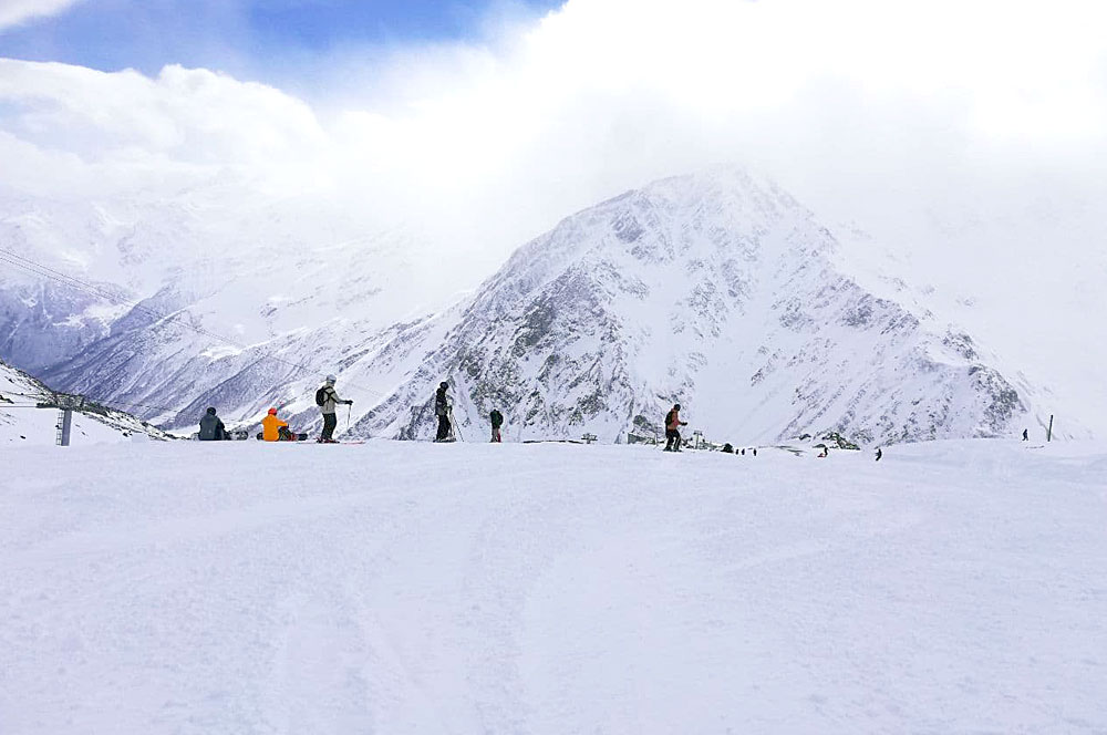 Приэльбрусье горы снег лыжники