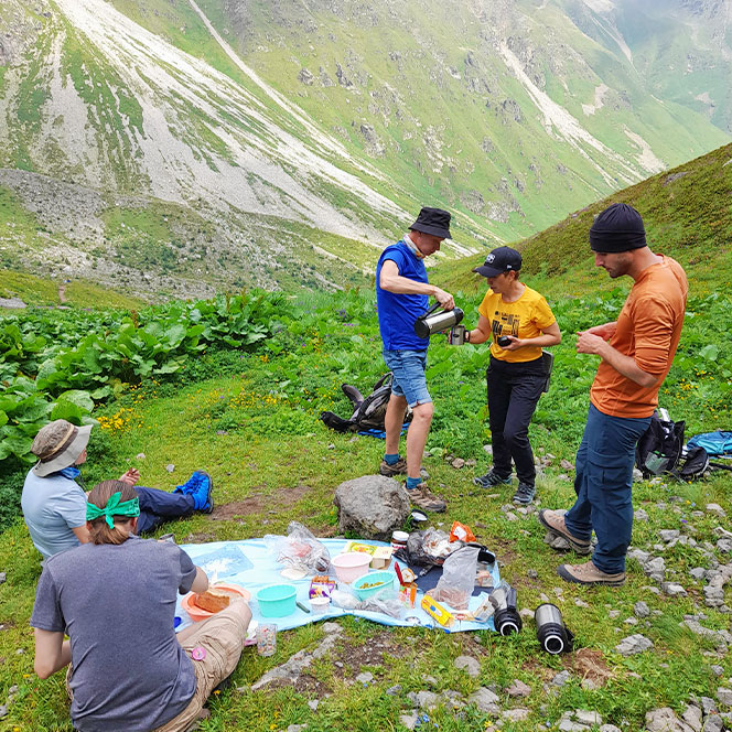 Обед туристы горы чай